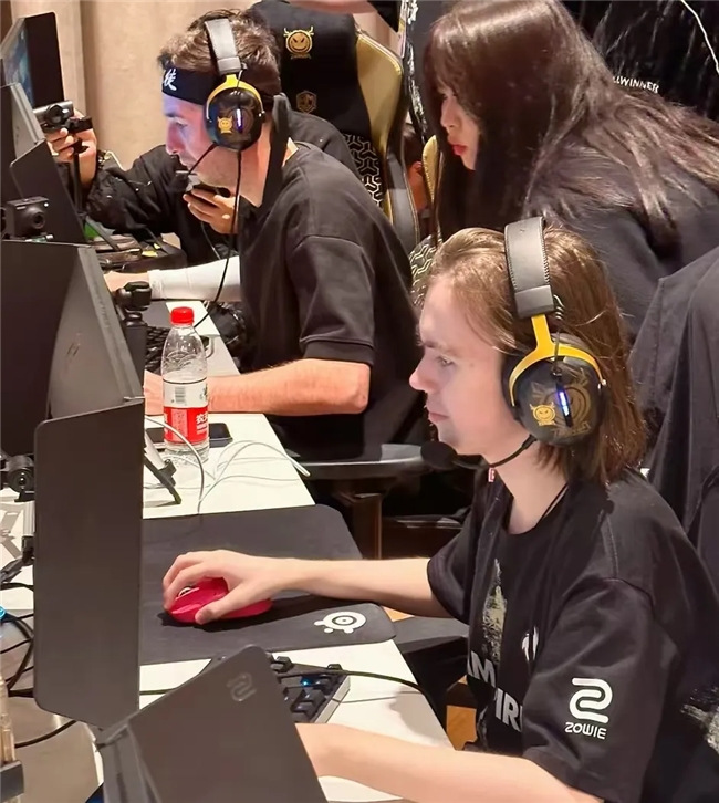 Wildcard, FlyQuest 和 B8 正在接近晋级 Austin Major Stage Two