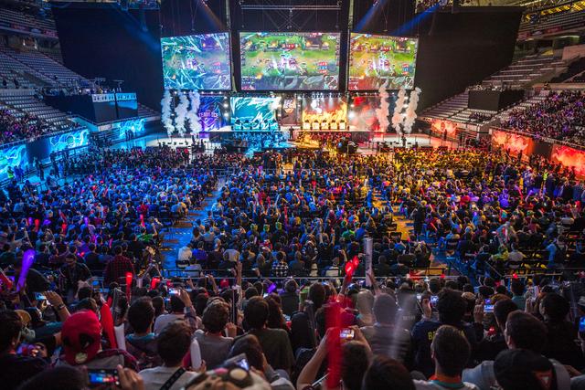 AL Club 发布了最终化妆的幕后照片：红熊猫的幕后照片来了~