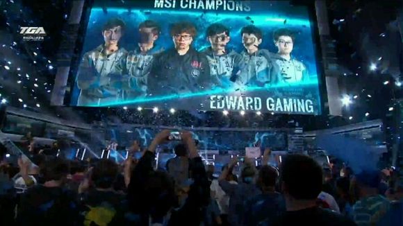 你是第一AD吗？ Viper 的Kaisa在面对 Chovy 时被打得很惨，最终被 Hanwha Life Esports 击败，赢得了第一场比赛